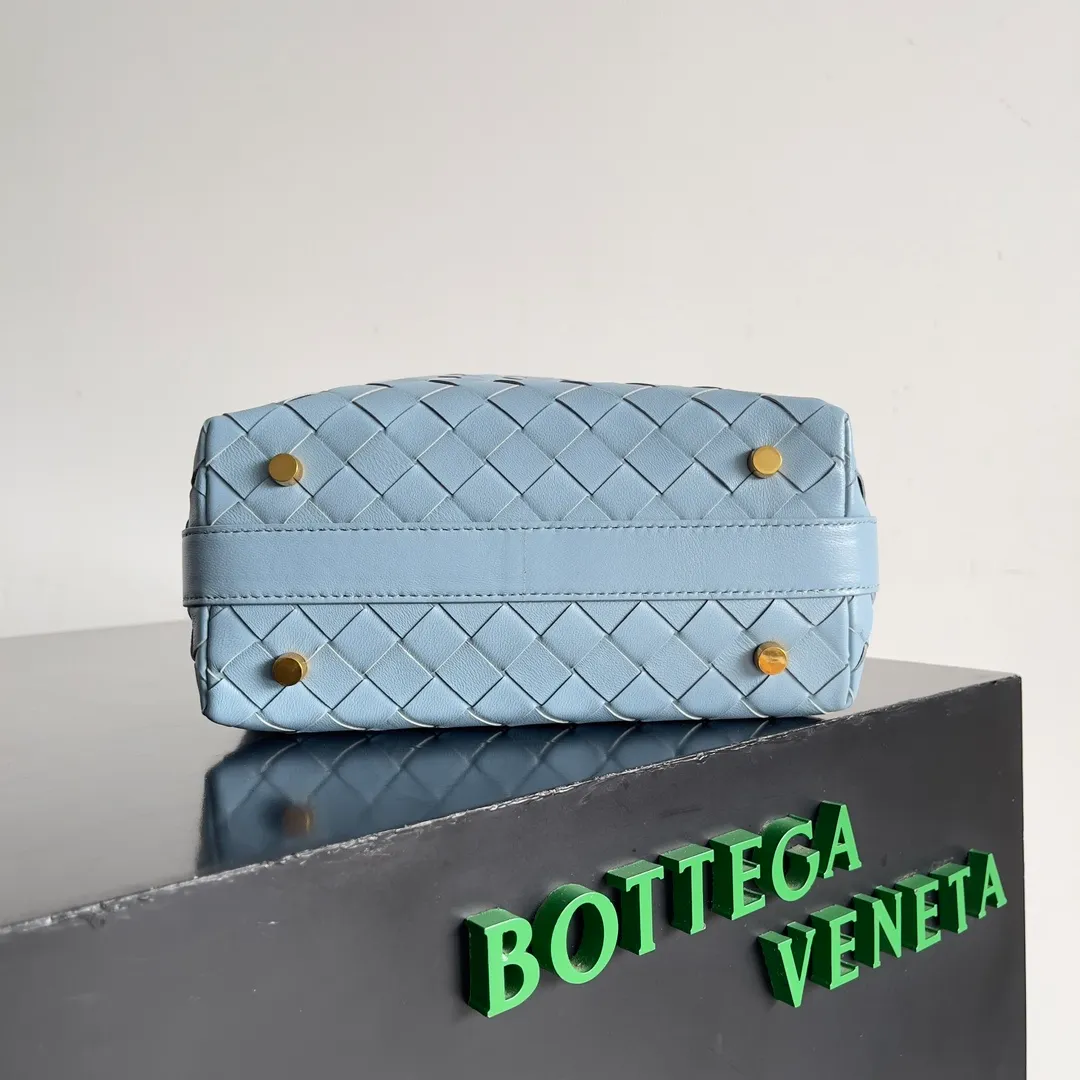 Batch 1360 It is predicted that BV Bottega’s lunch bag will be popular again this year. The entire bag is made of top nappa lambskin, which is very soft and lightweight. It also uses the intrecciato weaving process that the two founders spent several months developing from the beginning of the brand. It is completely hand-woven by Italian craftsmen. It perfectly reflects the craftsmanship of Bottega. The entire bag shape is also a very practical and popular lunch box bag type. The slightly curved arc of the bag mouth can also better fit our wrists. Style number: 754443 Size: 22*13*9